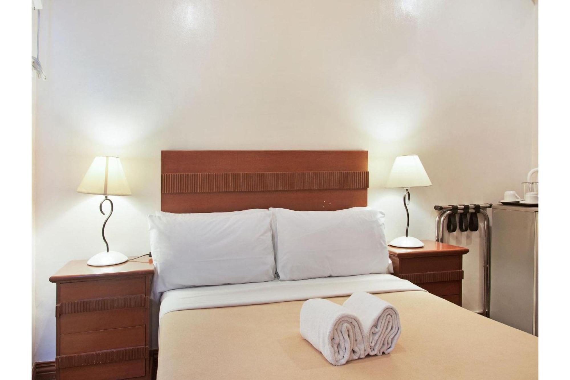 Townhouse Oak Avitel Hotel Near Osmena Highway, Pnr Pasay Station, Metro Manila Makati City Buitenkant foto